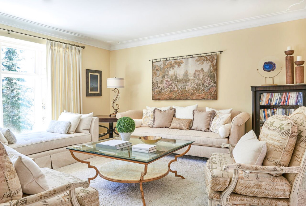 高級な広いトラディショナルスタイルのおしゃれなリビング (カーペット敷き、黄色い壁、暖炉なし、テレビなし、白い床) の写真