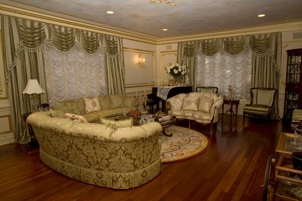 Modelo de salón con rincón musical abierto clásico grande sin chimenea y televisor con paredes beige y suelo de madera en tonos medios