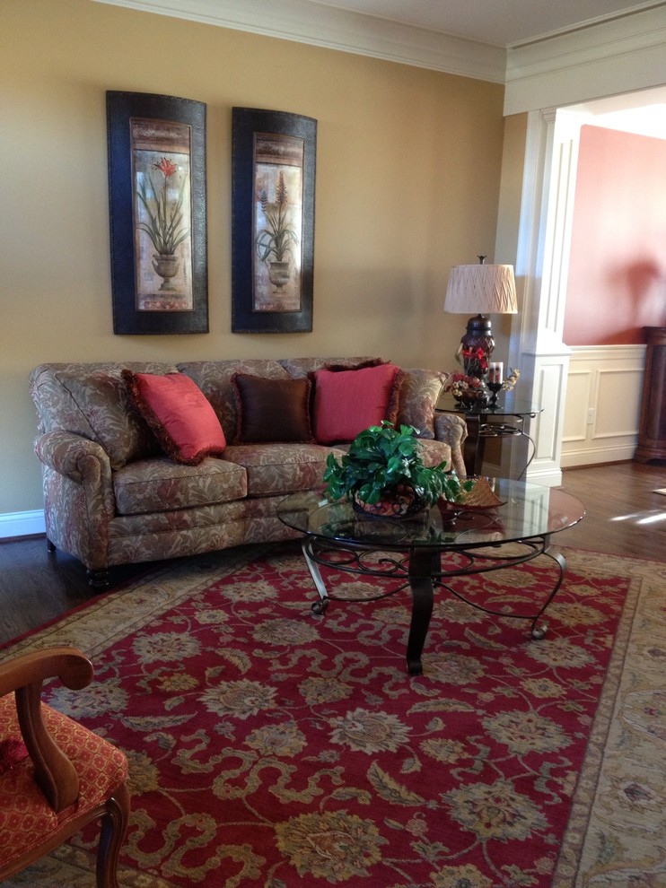 Offenes Klassisches Wohnzimmer mit beiger Wandfarbe und dunklem Holzboden in Cincinnati