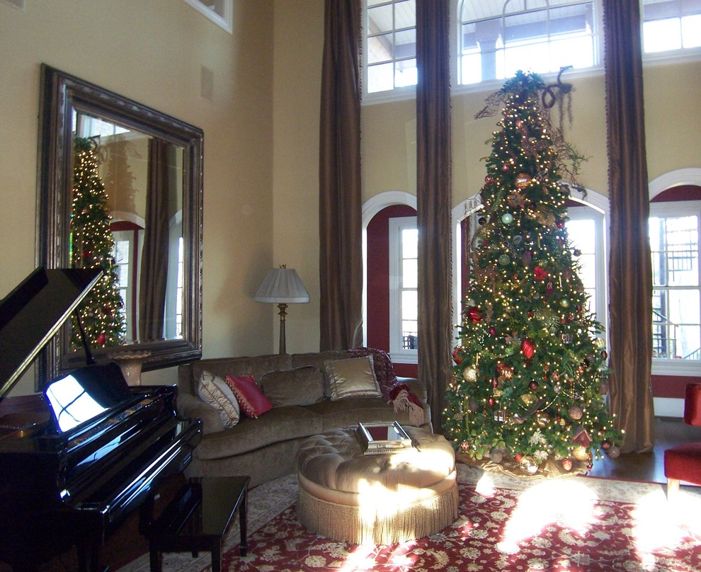Foto de salón con rincón musical abierto clásico extra grande con suelo de madera en tonos medios, todas las chimeneas y paredes beige