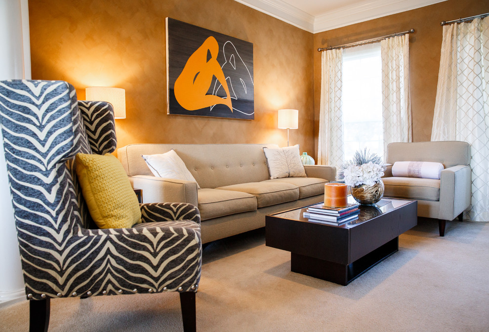 Idee per un soggiorno minimalista di medie dimensioni e aperto con sala formale, pareti marroni e moquette