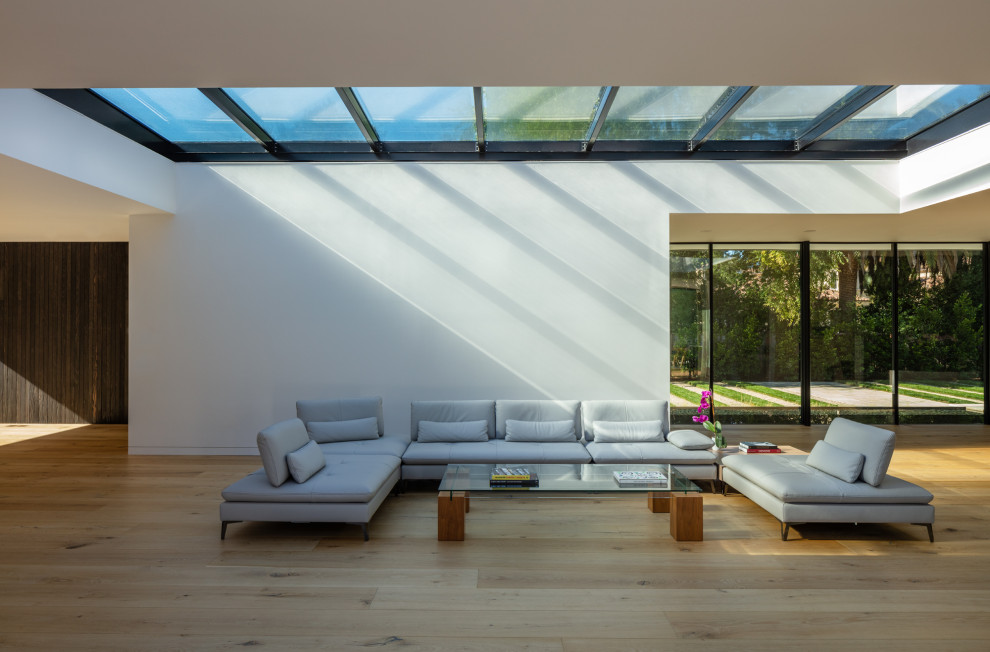 Foto di un soggiorno minimalista chiuso con sala formale e pareti bianche