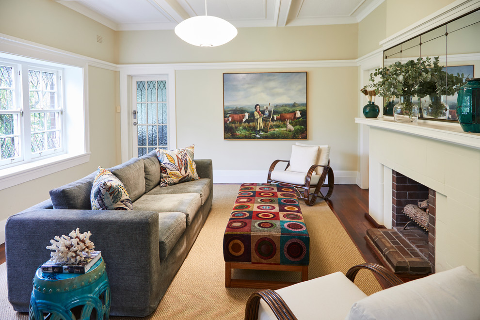 Mittelgroßes, Repräsentatives, Fernseherloses, Abgetrenntes Modernes Wohnzimmer mit beiger Wandfarbe, braunem Holzboden, Kaminofen, Kaminumrandung aus Backstein und braunem Boden in Sydney