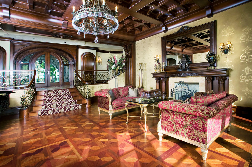 Foto di un soggiorno mediterraneo aperto con pareti beige, pavimento in legno massello medio, camino classico e nessuna TV