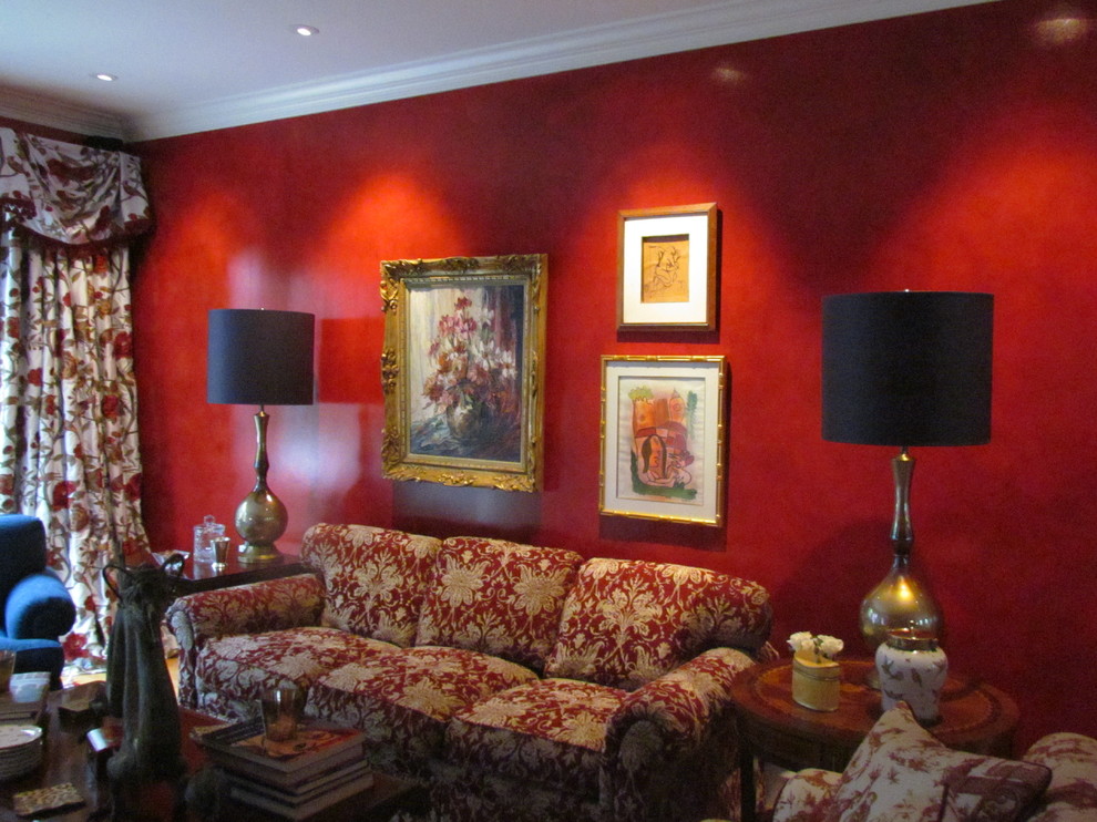 Großes, Repräsentatives Klassisches Wohnzimmer mit roter Wandfarbe in Philadelphia