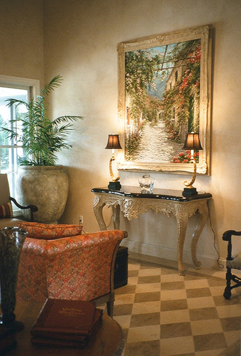 Foto de salón para visitas abierto tradicional sin televisor con paredes beige, suelo de piedra caliza, todas las chimeneas y marco de chimenea de piedra