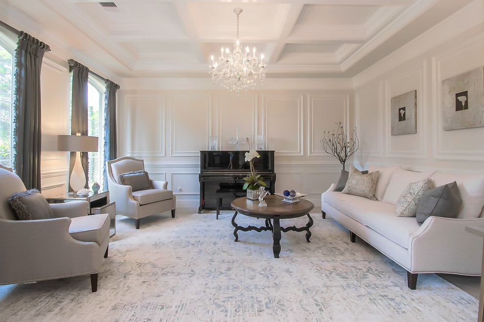 Klassisches Wohnzimmer mit beiger Wandfarbe und beigem Boden in Houston