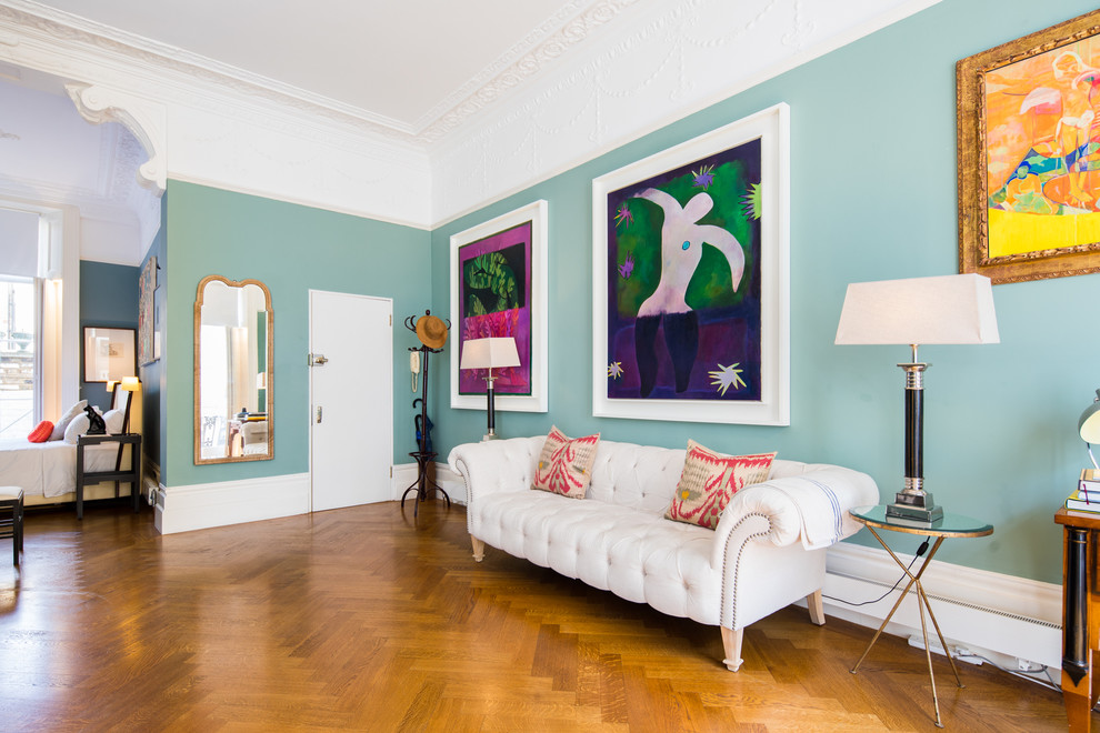 Immagine di un grande soggiorno minimal aperto con sala formale, pareti blu, parquet scuro, nessun camino e pavimento marrone