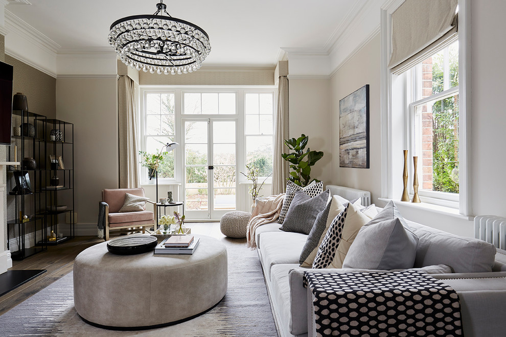 Abgetrenntes Klassisches Wohnzimmer mit beiger Wandfarbe, braunem Holzboden, Kamin und braunem Boden in Hertfordshire