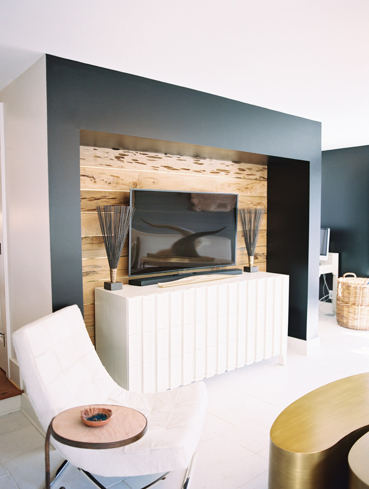 Стильный дизайн: большая открытая гостиная комната в современном стиле с черными стенами, отдельно стоящим телевизором и бетонным полом без камина - последний тренд