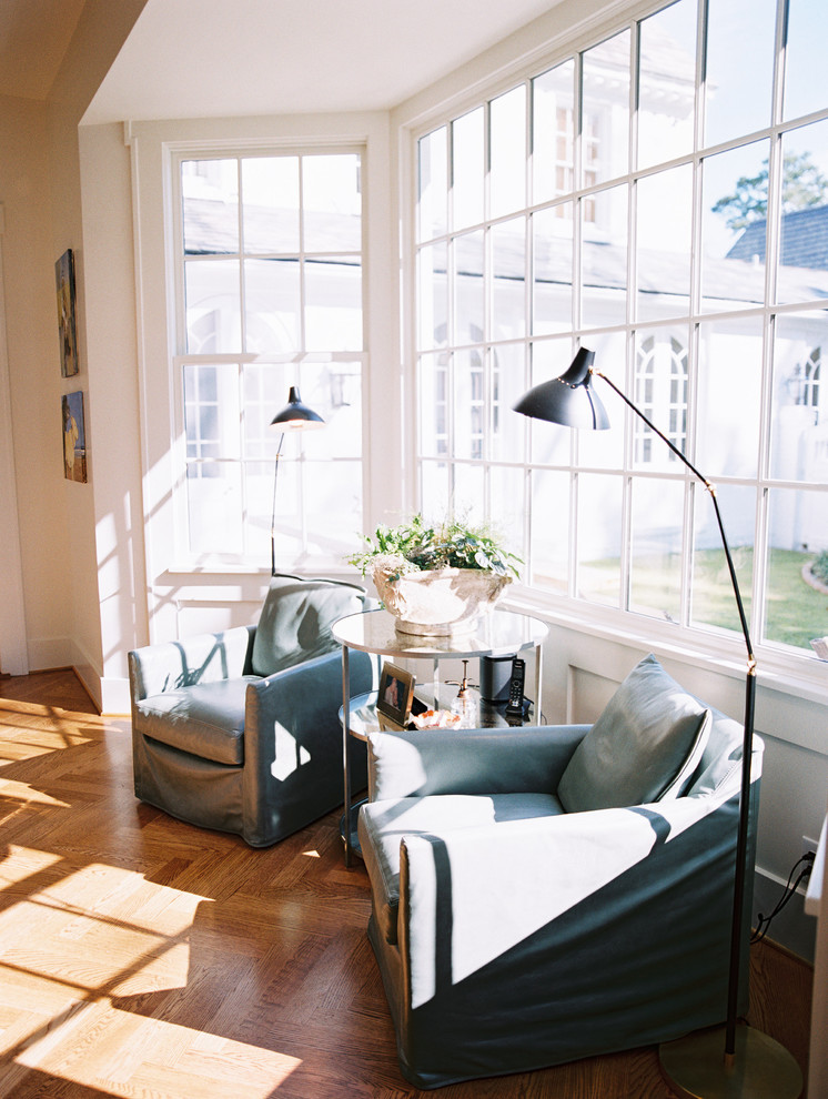 Foto de salón para visitas abierto actual de tamaño medio con paredes beige y suelo de madera en tonos medios