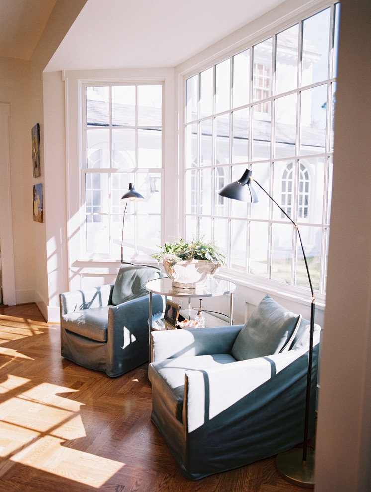 Mittelgroßes, Repräsentatives, Offenes Modernes Wohnzimmer mit beiger Wandfarbe und braunem Holzboden in Sonstige