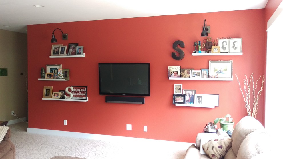 Свежая идея для дизайна: гостиная комната среднего размера в стиле кантри с красными стенами, ковровым покрытием и телевизором на стене - отличное фото интерьера