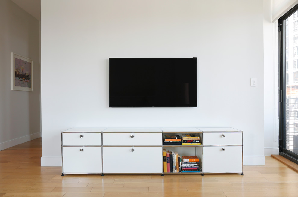 Idéer för ett mellanstort modernt allrum med öppen planlösning, med vita väggar, ljust trägolv och en väggmonterad TV