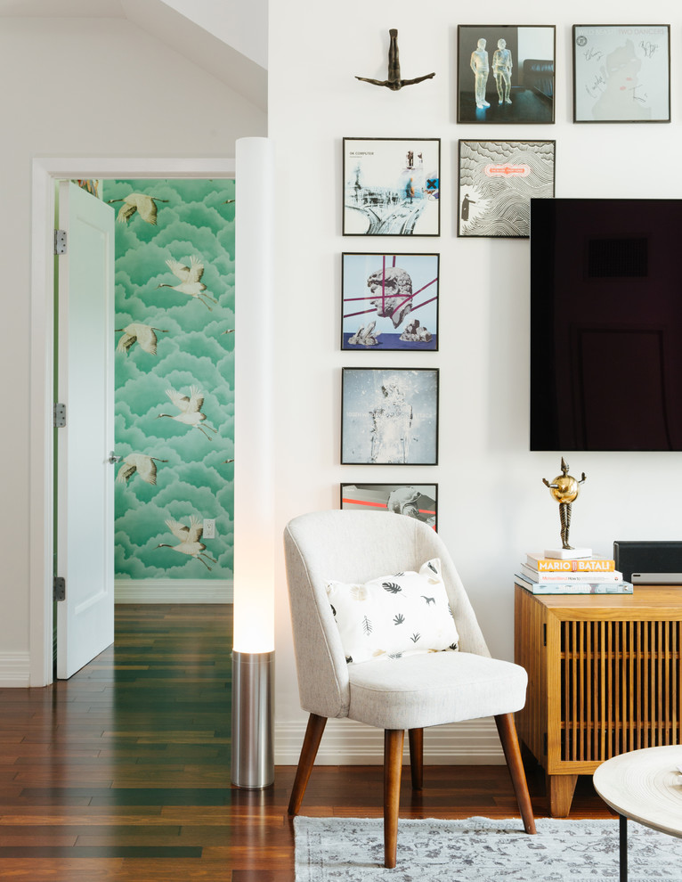 Пример оригинального дизайна: парадная, изолированная гостиная комната среднего размера в скандинавском стиле с бежевыми стенами, темным паркетным полом, телевизором на стене и коричневым полом без камина