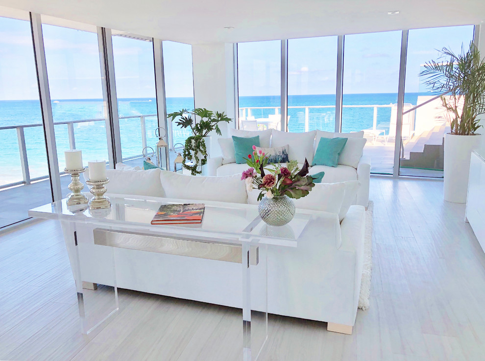 マイアミにある高級な広いビーチスタイルのおしゃれなリビング (白い壁、磁器タイルの床、暖炉なし、テレビなし、グレーの床) の写真