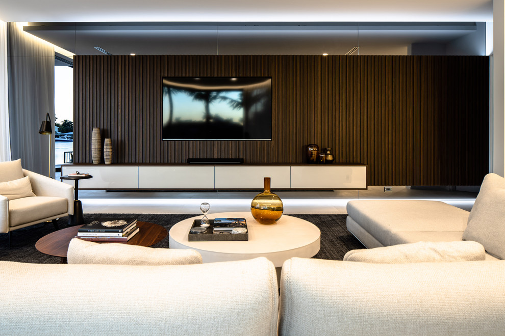 Ejemplo de salón abierto contemporáneo extra grande con paredes marrones, suelo de cemento, pared multimedia y suelo blanco
