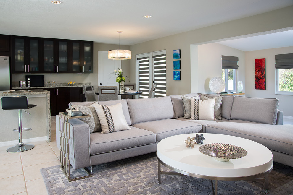 Immagine di un soggiorno minimalista di medie dimensioni e aperto con sala formale, pareti beige, TV a parete e pavimento con piastrelle in ceramica