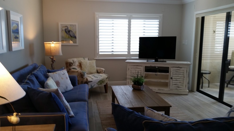 Foto de salón abierto marinero pequeño con paredes grises, suelo de baldosas de cerámica y televisor independiente