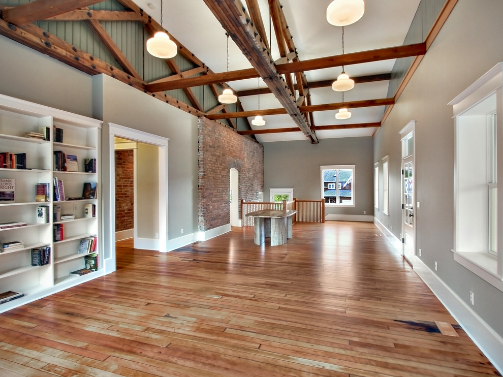 Industrial Wohnzimmer mit grüner Wandfarbe und braunem Holzboden in Seattle