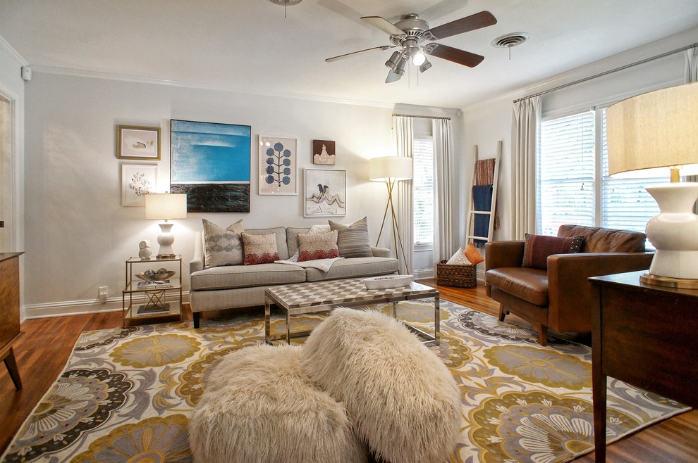 Abgetrenntes, Mittelgroßes, Repräsentatives, Fernseherloses Shabby-Look Wohnzimmer ohne Kamin mit weißer Wandfarbe, braunem Holzboden und braunem Boden in Dallas
