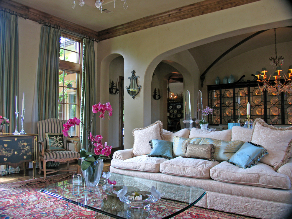 Esempio di un grande soggiorno classico aperto con sala formale, pareti beige e parquet scuro