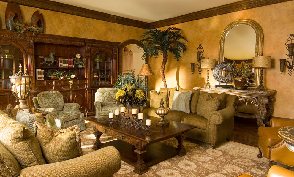 На фото: большая парадная, открытая гостиная комната в средиземноморском стиле с желтыми стенами и паркетным полом среднего тона с