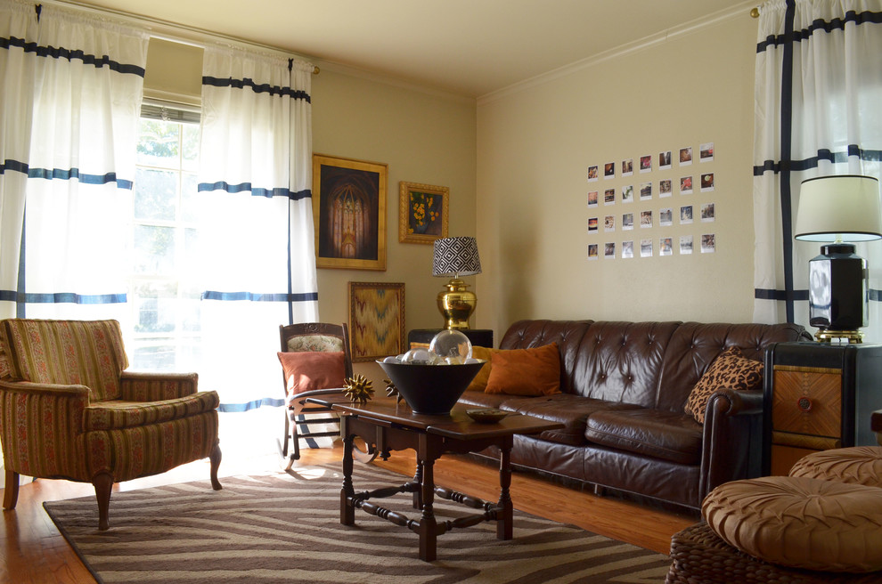 Свежая идея для дизайна: гостиная комната в стиле фьюжн с красивыми шторами - отличное фото интерьера