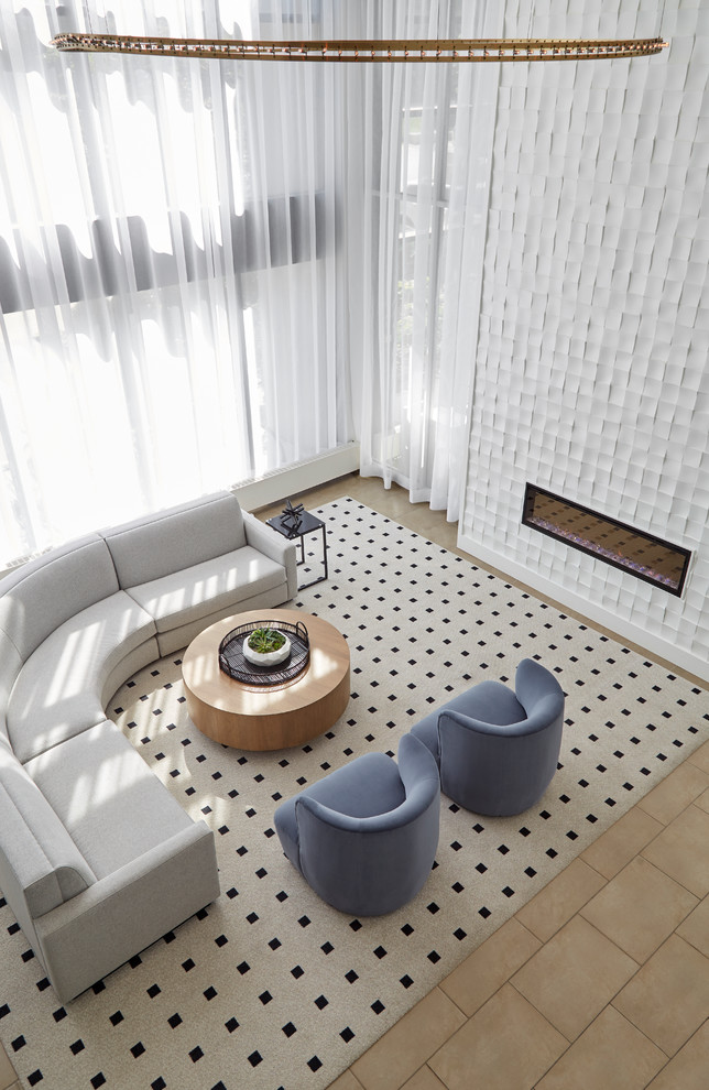 Diseño de salón abierto nórdico extra grande sin televisor con paredes blancas, moqueta, todas las chimeneas, marco de chimenea de baldosas y/o azulejos y suelo gris