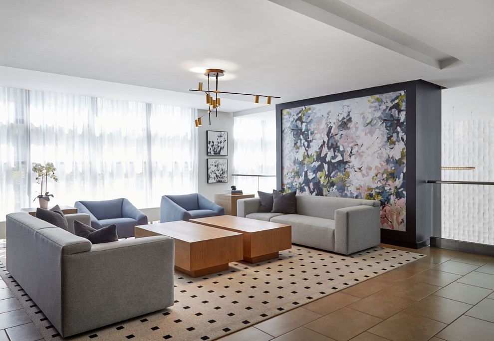 Стильный дизайн: огромная открытая гостиная комната в скандинавском стиле с белыми стенами, ковровым покрытием, стандартным камином, фасадом камина из плитки и серым полом без телевизора - последний тренд
