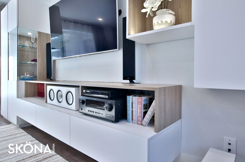 Свежая идея для дизайна: изолированная гостиная комната среднего размера в скандинавском стиле с телевизором на стене - отличное фото интерьера