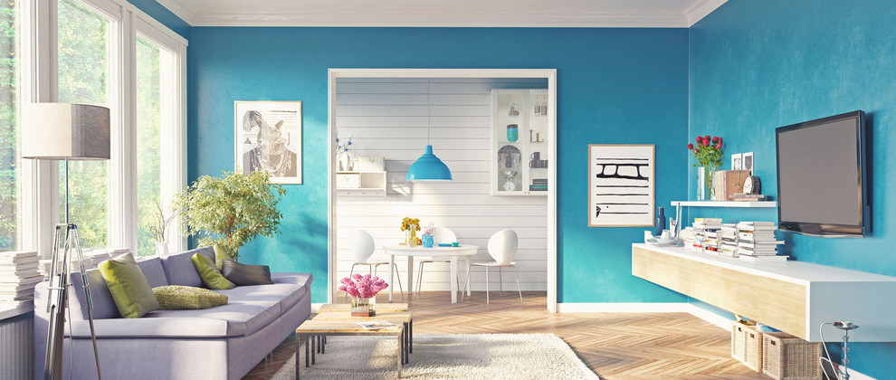 Mittelgroßes, Repräsentatives, Abgetrenntes Modernes Wohnzimmer ohne Kamin mit blauer Wandfarbe, hellem Holzboden, TV-Wand und beigem Boden in Orange County