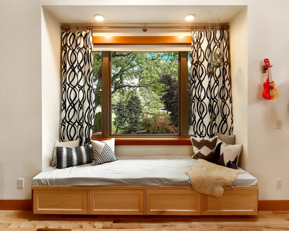 Стильный дизайн: открытая гостиная комната в стиле кантри с белыми стенами, светлым паркетным полом и телевизором на стене - последний тренд