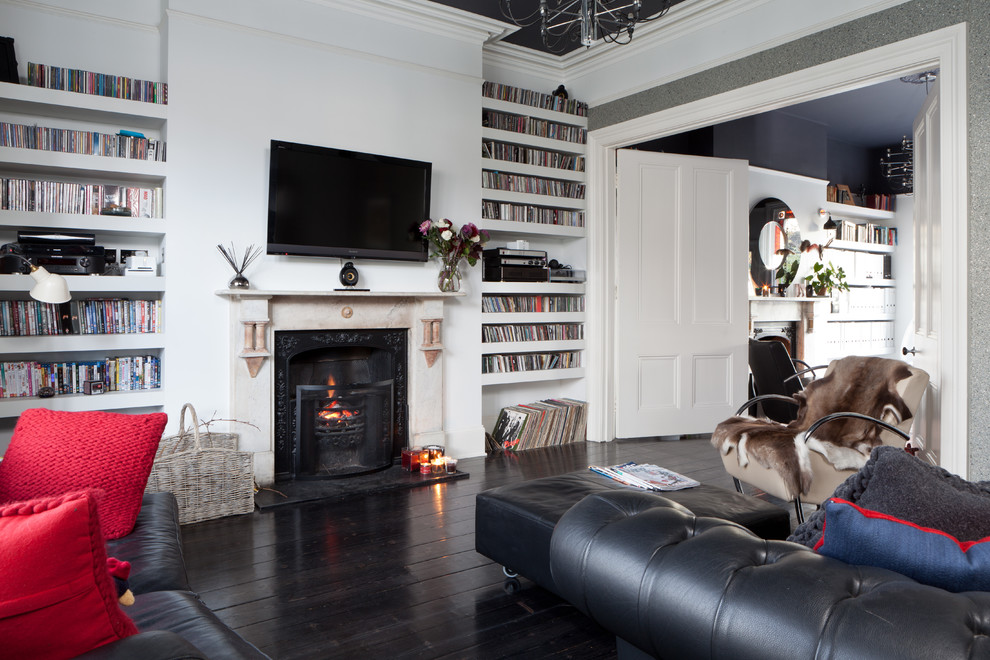 Источник вдохновения для домашнего уюта: гостиная комната в стиле фьюжн с белыми стенами, стандартным камином и телевизором на стене