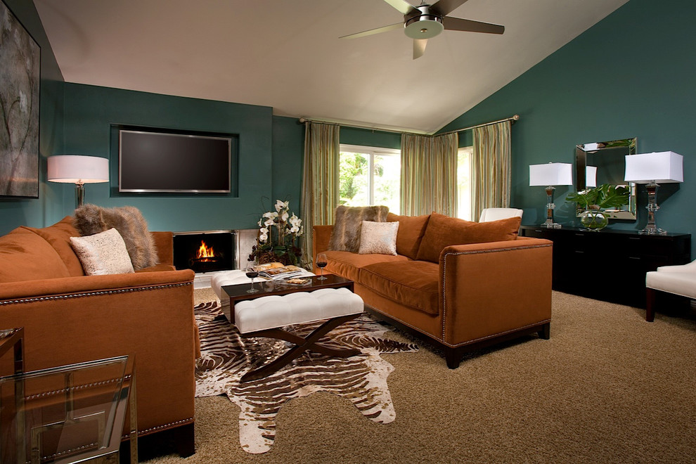Идея дизайна: гостиная комната в современном стиле с зелеными стенами, ковровым покрытием и телевизором на стене