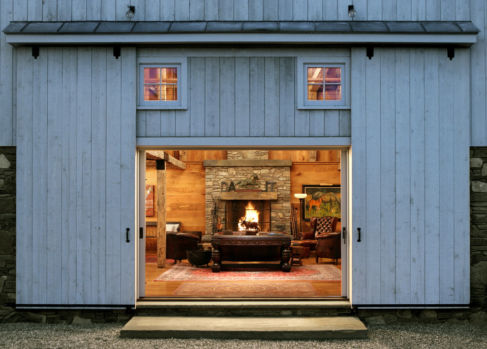 Repräsentatives, Mittelgroßes Landhaus Wohnzimmer mit braunem Holzboden, Kamin, Kaminumrandung aus Stein und brauner Wandfarbe in New York