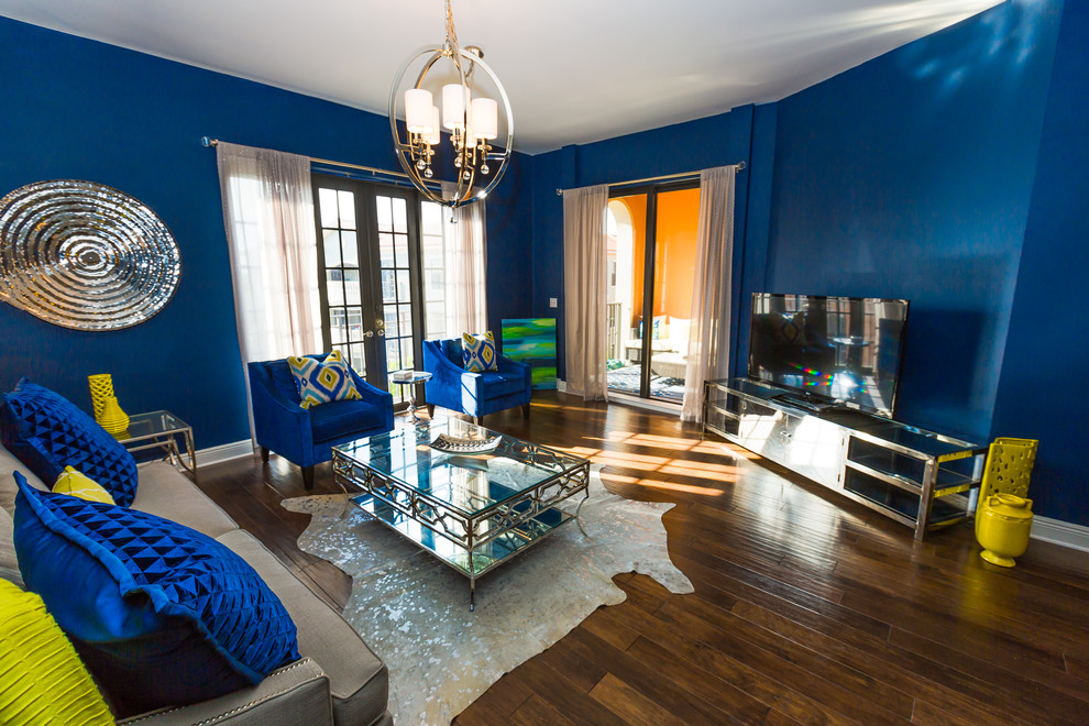 Idées déco pour un grand salon classique ouvert avec un mur bleu, parquet foncé et un téléviseur indépendant.