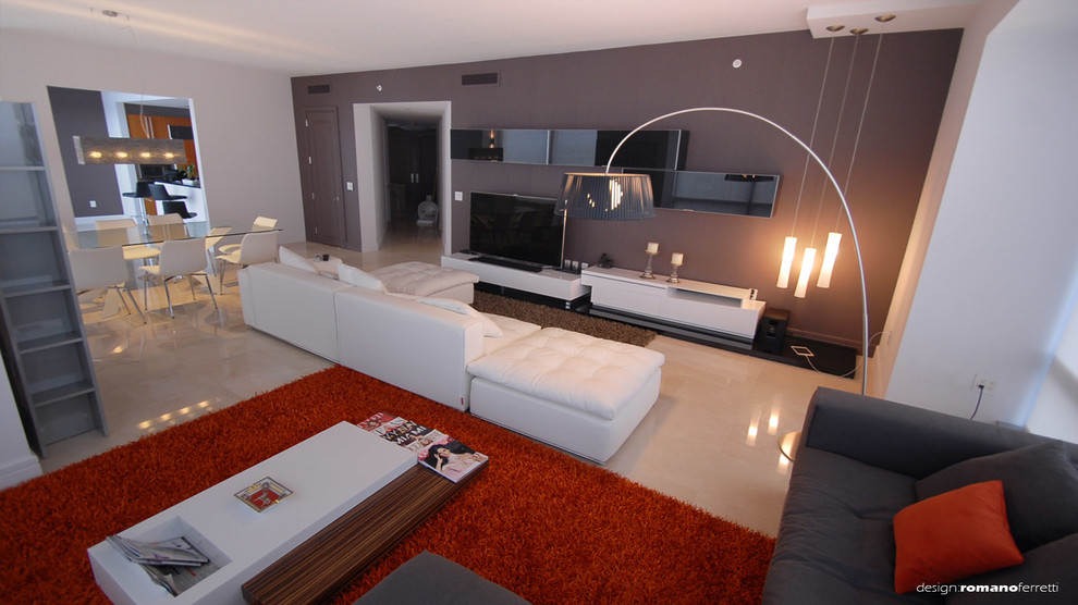Diseño de salón para visitas abierto actual de tamaño medio sin chimenea con paredes marrones, suelo de mármol y televisor independiente