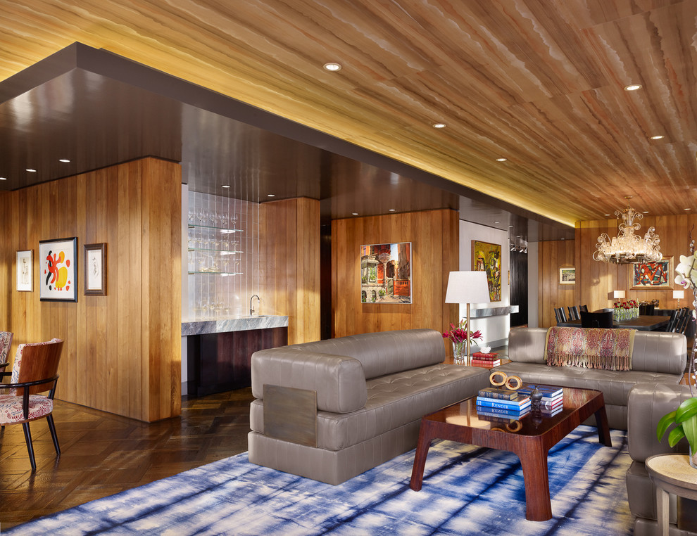 Diseño de salón actual de tamaño medio con paredes marrones y suelo de madera en tonos medios