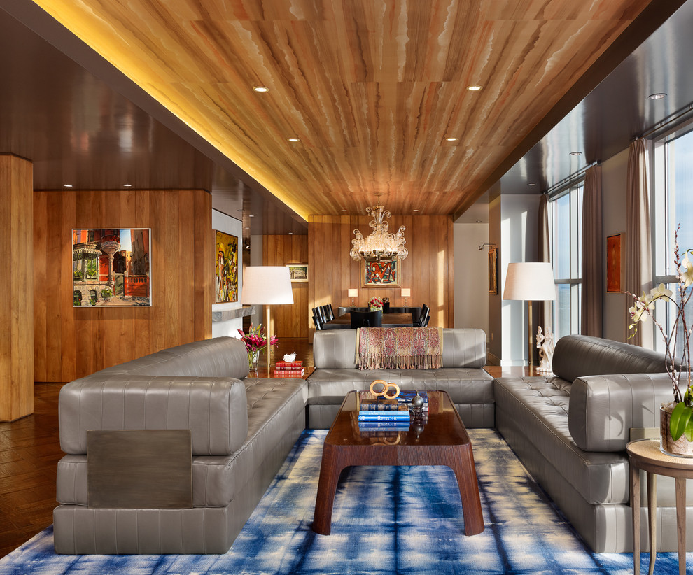 Idee per un grande soggiorno minimal con pareti marroni e pavimento in legno massello medio
