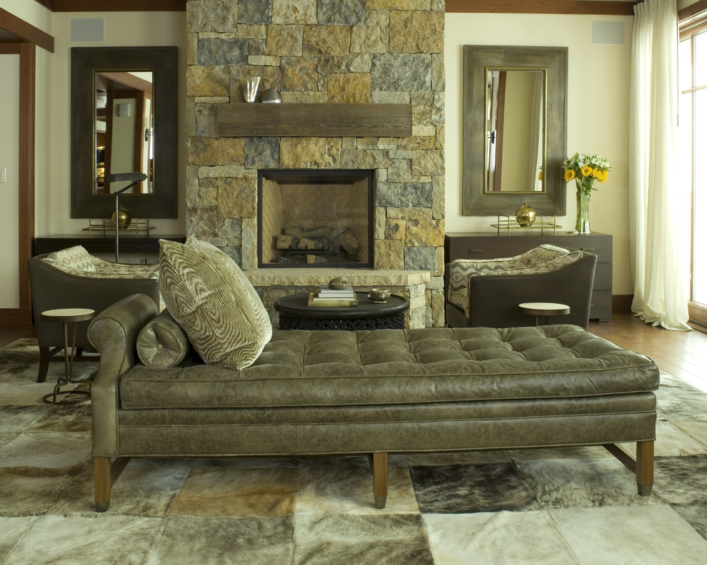 На фото: гостиная комната в современном стиле с стандартным камином и фасадом камина из камня с