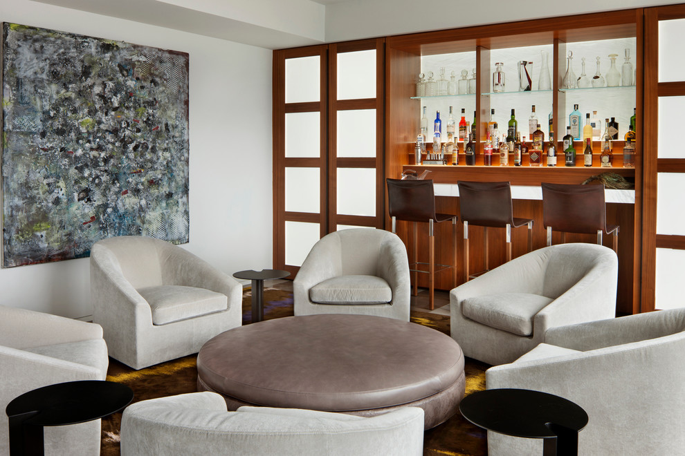 Exemple d'un grand salon moderne ouvert avec un bar de salon, un mur blanc, un sol en calcaire et aucun téléviseur.