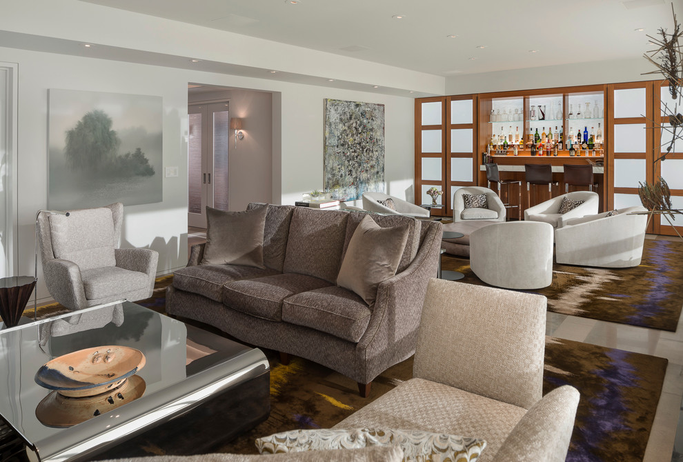 Стильный дизайн: большая изолированная гостиная комната в стиле модернизм с домашним баром, серыми стенами, полом из известняка и мультимедийным центром - последний тренд