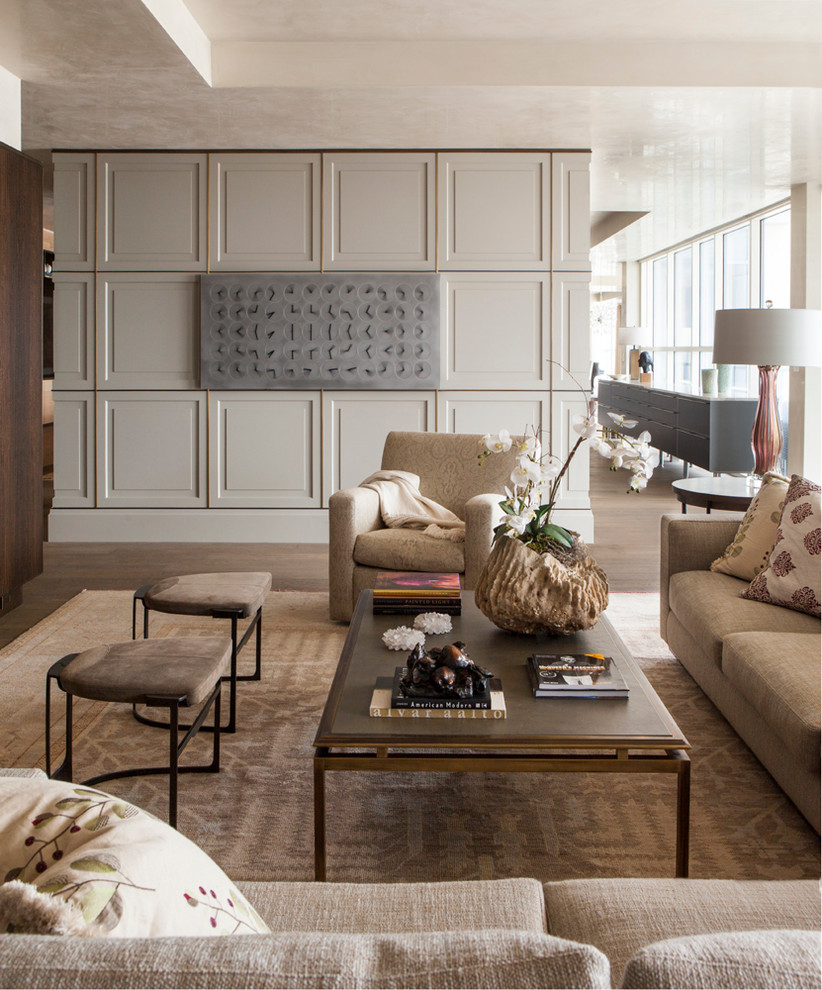 Immagine di un ampio soggiorno minimal aperto con sala formale, pareti beige, pavimento in legno massello medio, nessun camino e nessuna TV
