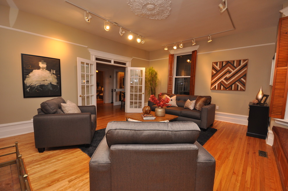 Esempio di un grande soggiorno minimal chiuso con sala formale, pareti beige, pavimento in legno massello medio e parete attrezzata