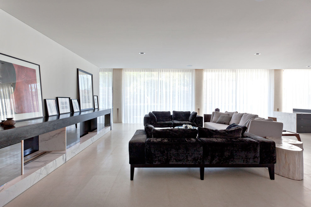 Exemple d'un salon tendance ouvert avec un mur blanc, une cheminée ribbon, un manteau de cheminée en pierre et aucun téléviseur.