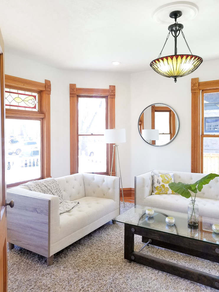 Kleines, Repräsentatives, Fernseherloses, Abgetrenntes Klassisches Wohnzimmer ohne Kamin mit weißer Wandfarbe, braunem Holzboden und orangem Boden in Boise