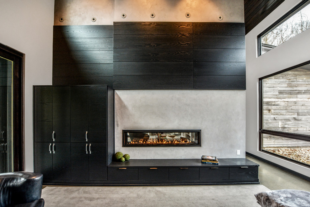 他の地域にある高級な広いコンテンポラリースタイルのおしゃれなLDK (白い壁、コンクリートの床、両方向型暖炉、コンクリートの暖炉まわり、グレーの床) の写真