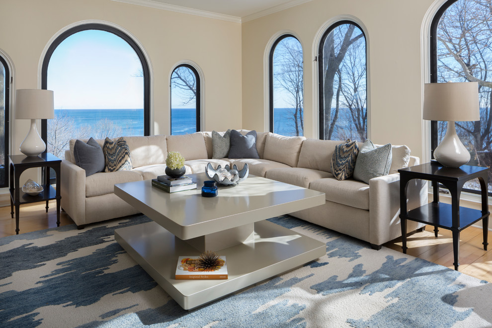 Immagine di un grande soggiorno tradizionale aperto con sala formale, pareti beige e parquet chiaro