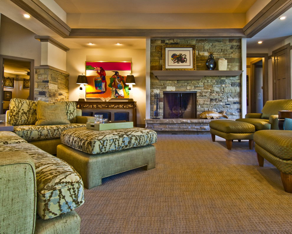 На фото: большая открытая гостиная комната в стиле кантри с белыми стенами, ковровым покрытием, стандартным камином и фасадом камина из камня с
